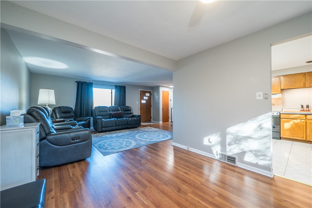 Green Tree, Pennsylvania 15220, United States, 3 Bedrooms Bedrooms, ,2 BathroomsBathrooms,Residential,Contingent,33728