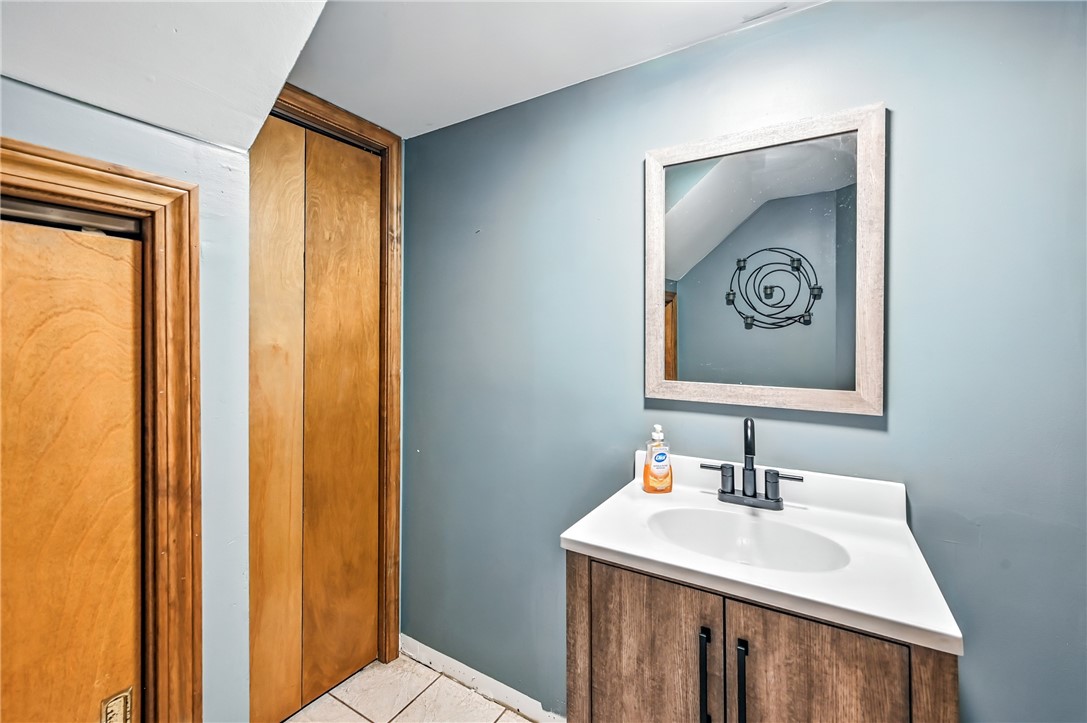 Sharon, Pennsylvania 16146, United States, 4 Bedrooms Bedrooms, ,2 BathroomsBathrooms,Residential,Contingent,204095