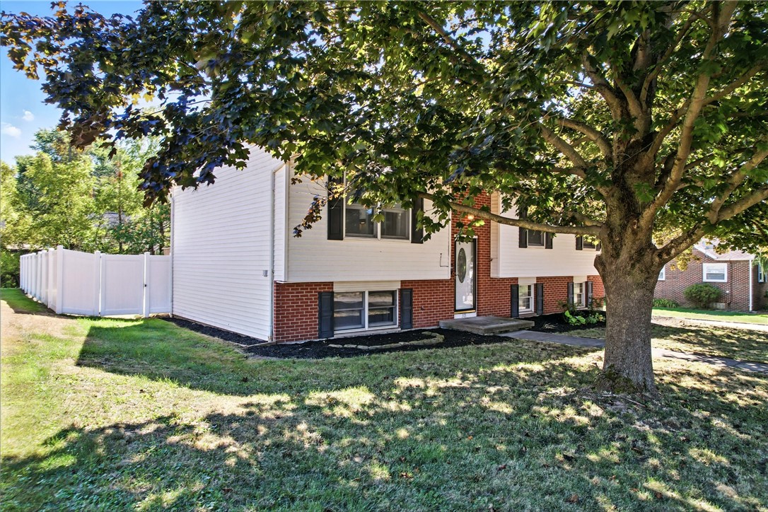 Sharon, Pennsylvania 16146, United States, 4 Bedrooms Bedrooms, ,2 BathroomsBathrooms,Residential,Contingent,204095