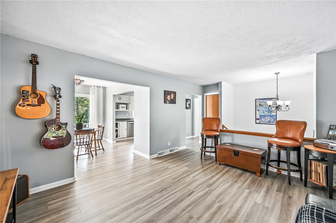 Sharon, Pennsylvania 16146, United States, 4 Bedrooms Bedrooms, ,2 BathroomsBathrooms,Residential,Contingent,204095