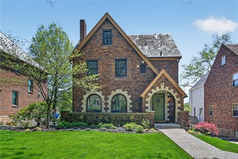Photo of 121 Vernon Dr, Pittsburgh, PA 15228 (MLS # 1752741)