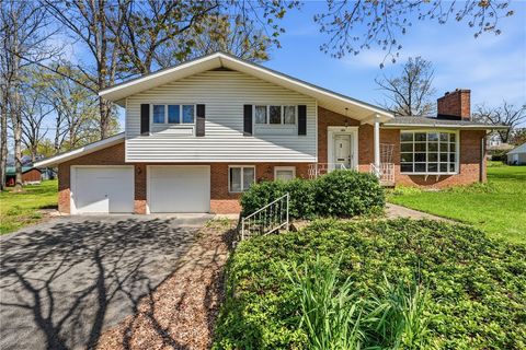 1908 Memorial Dr Farrell PA 16121