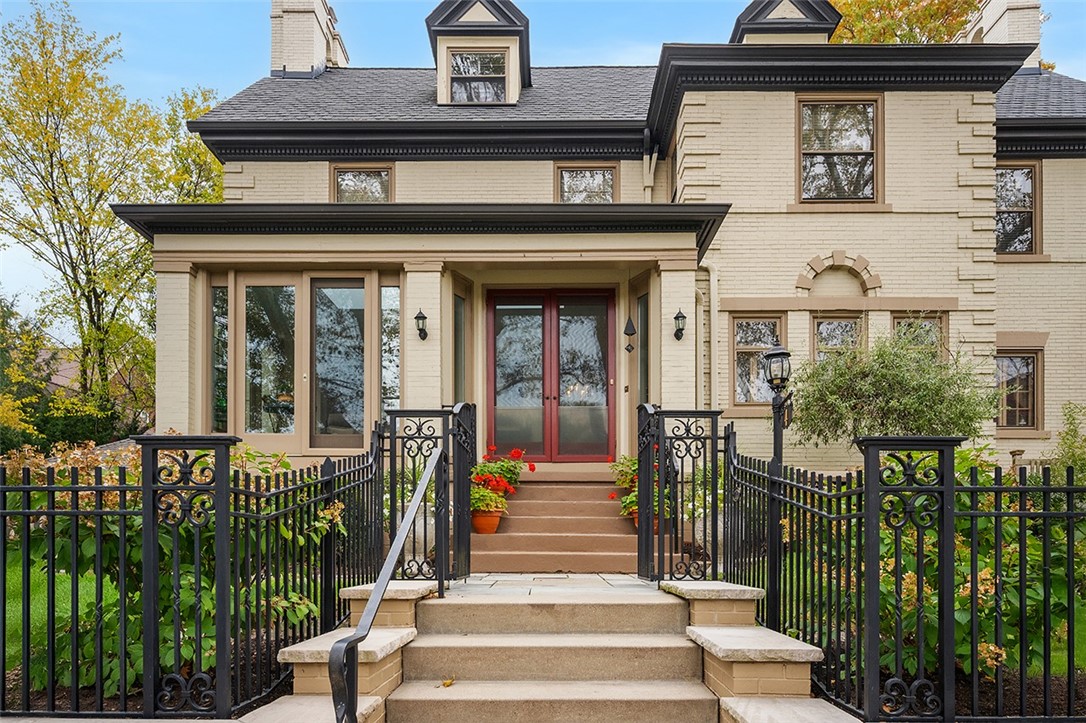 4 Colonial Pl