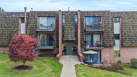 Photo of 732 Forest Green Dr, Coraopolis, PA 15108 (MLS # 1740790)