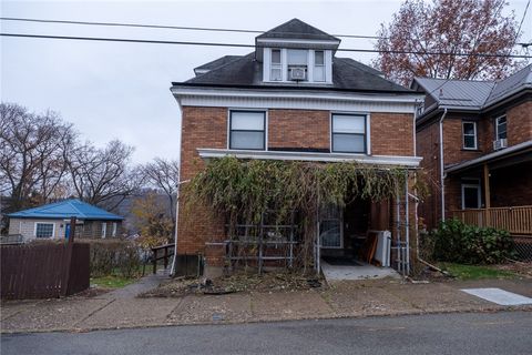 Photo of 608 E 8th Ave, Tarentum, PA 15084 (MLS # 1744327)