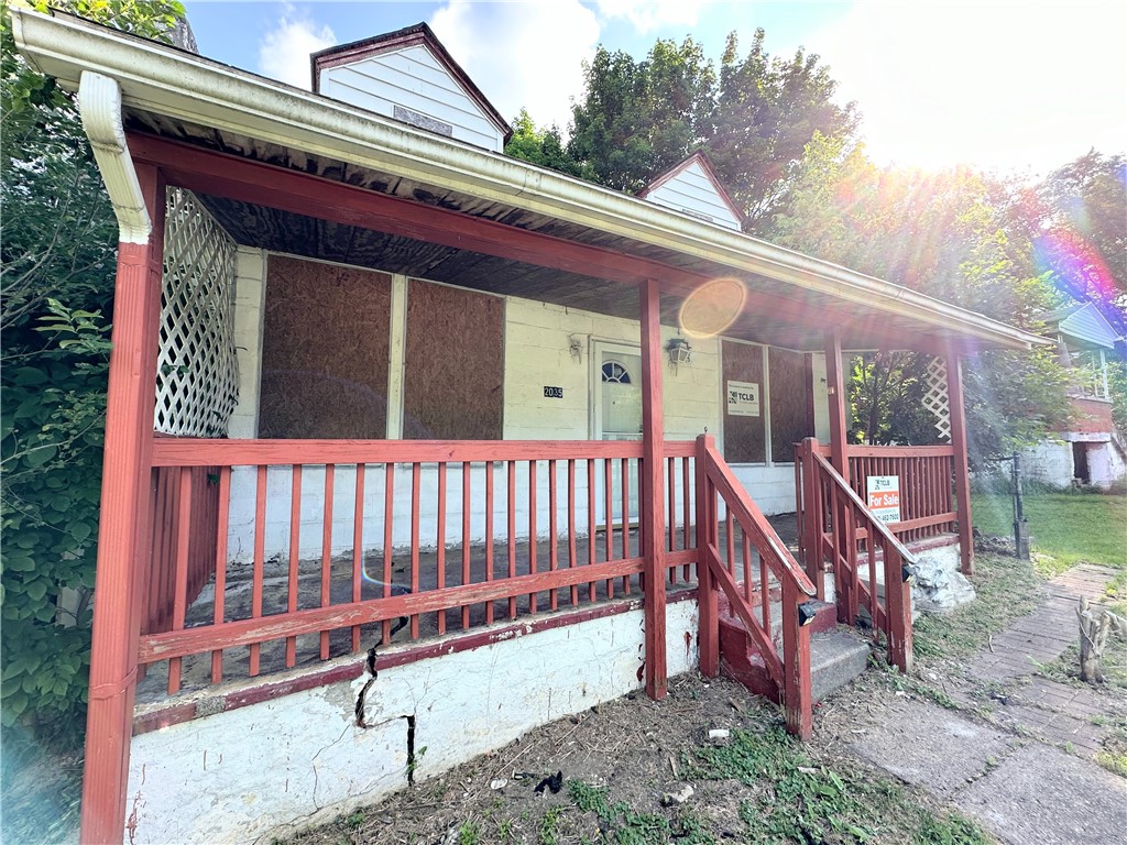 2035 Crestas Ave