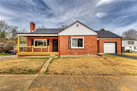 Photo of 100 5th Ave, Latrobe, PA 15650 (MLS # 1749223)