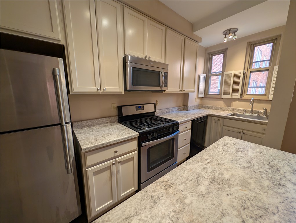 144 N Dithridge St 403