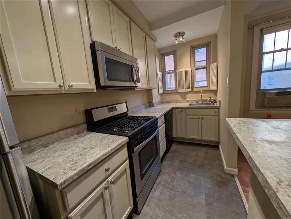 144 N Dithridge St 403