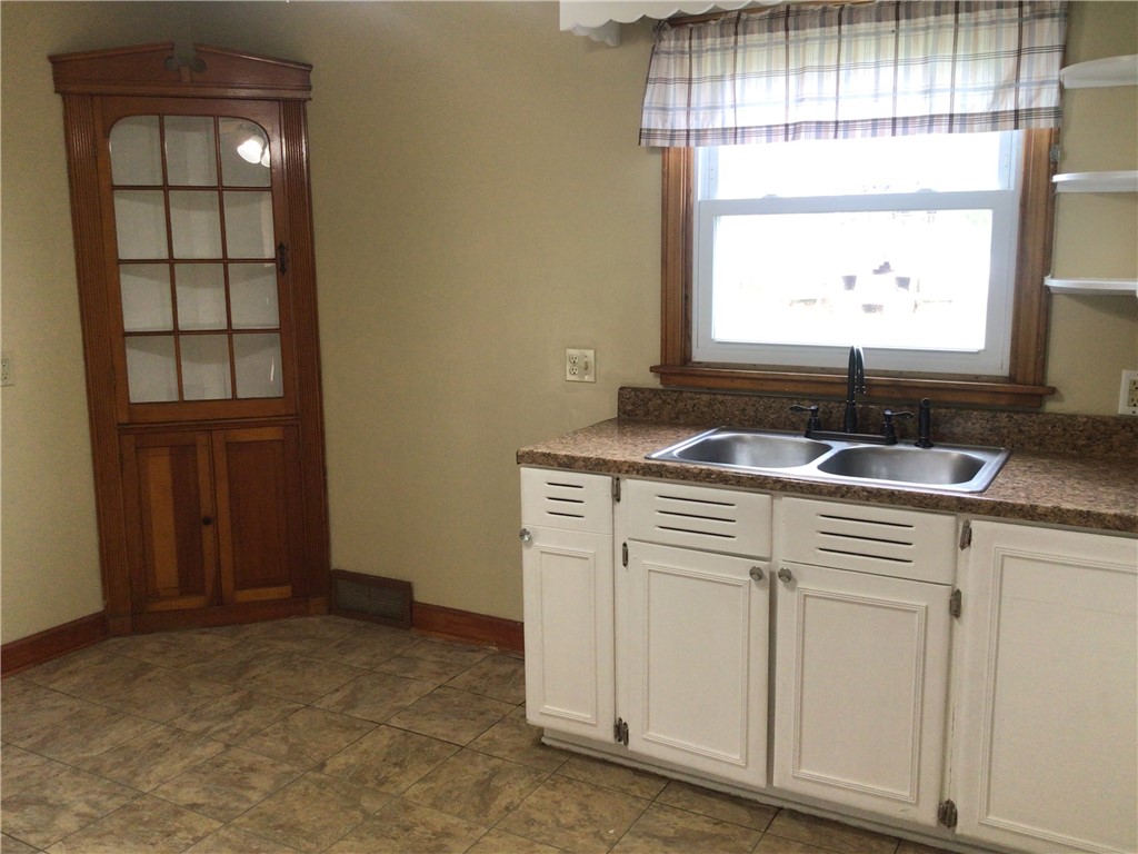 704 Service Ave Ave, Sharon, Pennsylvania image 4