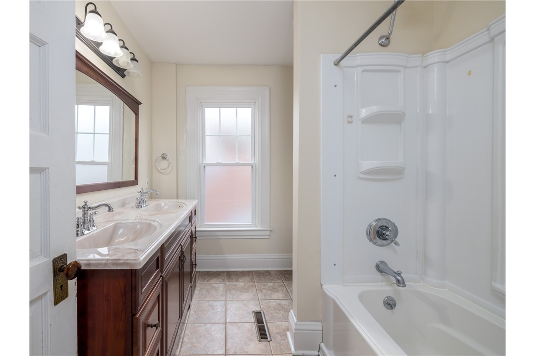 Houston, Pennsylvania 15342, United States, 4 Bedrooms Bedrooms, ,2 BathroomsBathrooms,Residential,Active,218307