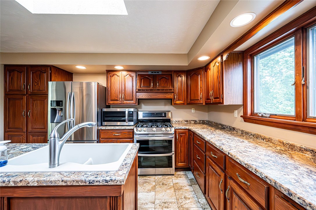 Hempfield Twp - Wml, Pennsylvania 15601, United States, 3 Bedrooms Bedrooms, ,3 BathroomsBathrooms,Residential,Contingent,152722