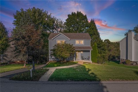 Photo of 620 Northaven Cir, Glenshaw, PA 15116 (MLS # 1726840)