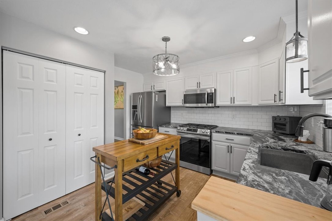 Moon/Crescent Twp, Pennsylvania 15108, United States, 4 Bedrooms Bedrooms, ,3 BathroomsBathrooms,Residential,Contingent,93651