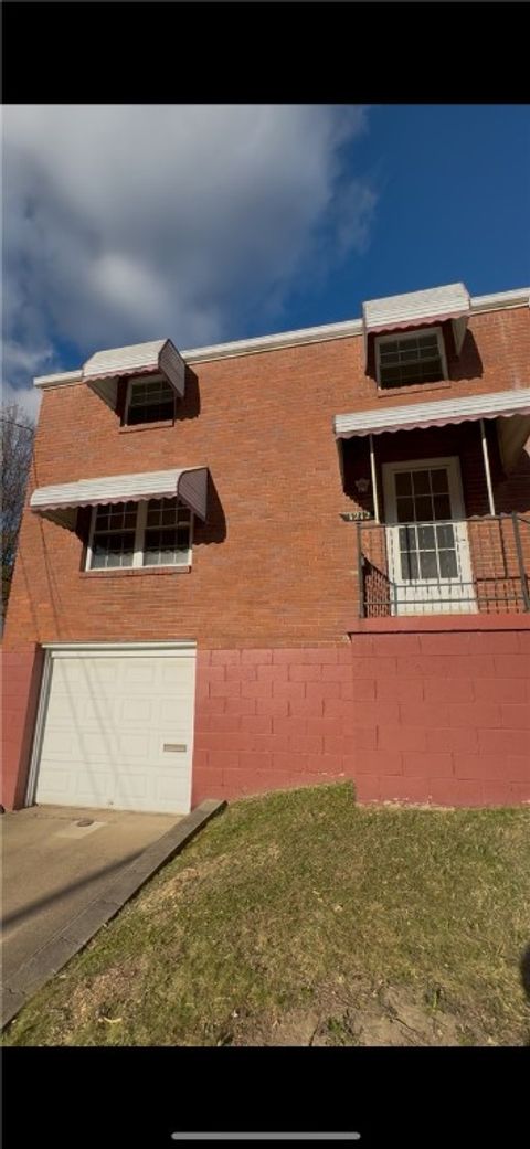 Photo of 1212 Circle Dr, Pittsburgh, PA 15221 (MLS # 1731301)