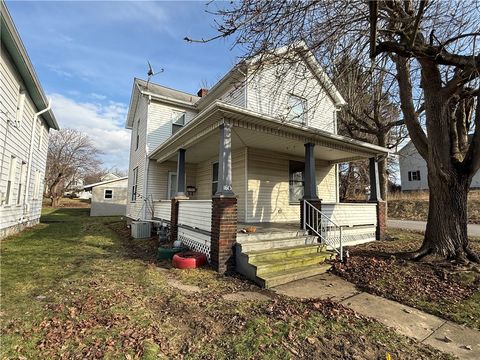Photo of 1613 Hanna St, New Castle, PA 16102 (MLS # 1745750)