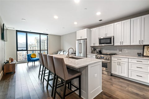 Photo of 350 Oliver Ave #1303, Pittsburgh, PA 15222 (MLS # 1762432)