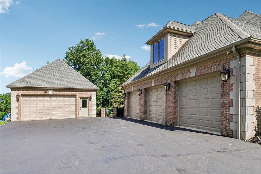 401 Blackstone Ln