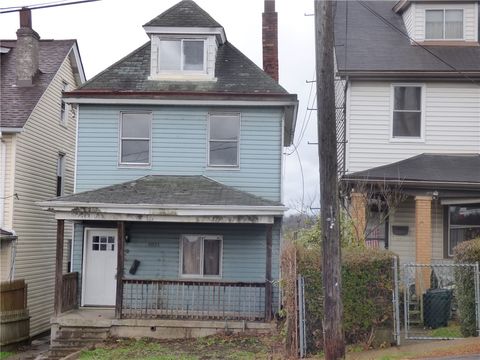 Photo of 1021 Rue Grande Vue St, Pittsburgh, PA 15220 (MLS # 1733388)