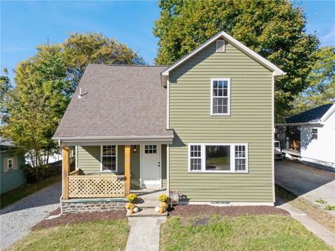 Photo of 913 Hillcrest Ave, Latrobe, PA 15650 (MLS # 1726150)