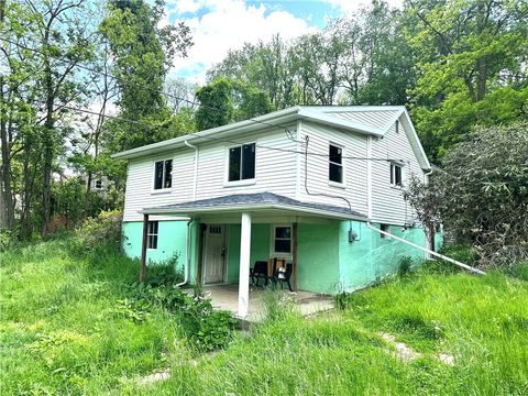 Photo of 572 Alberts Dr, Monessen, PA 15062 (MLS # 1746659)