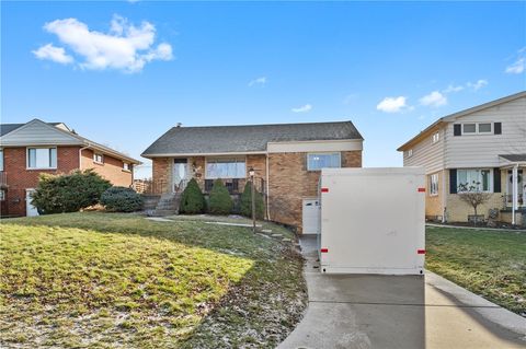 Photo of 1915 Worcester Dr, Pittsburgh, PA 15243 (MLS # 1738034)