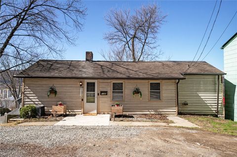 Photo of 1145 5th St, Oakmont, PA 15139 (MLS # 1743823)