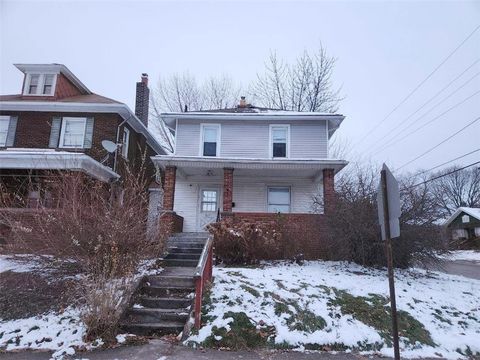 Photo of 611 Spruce Ave, Sharon, PA 16146 (MLS # 1733115)