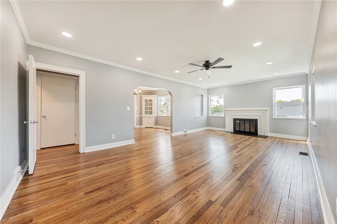 Photo 5 of 28 of 219 W Meyer Avenue house