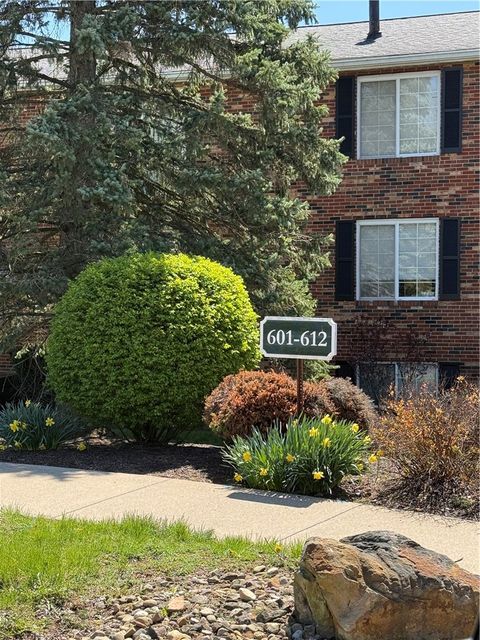 Photo of 608 Bonnie Brae Dr, Coraopolis, PA 15108 (MLS # 1747373)