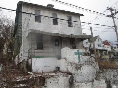 Photo of 439 Alexander St, Mc Kees Rocks, PA 15136 (MLS # 1739000)