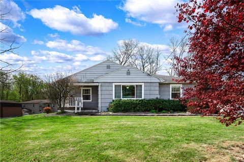 Photo of 112 Linwood Dr, Butler, PA 16001 (MLS # 1750374)