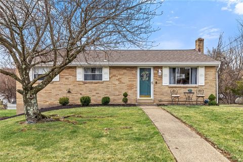 Photo of 1075 Fiddleback Dr, Mc Kees Rocks, PA 15136 (MLS # 1727708)