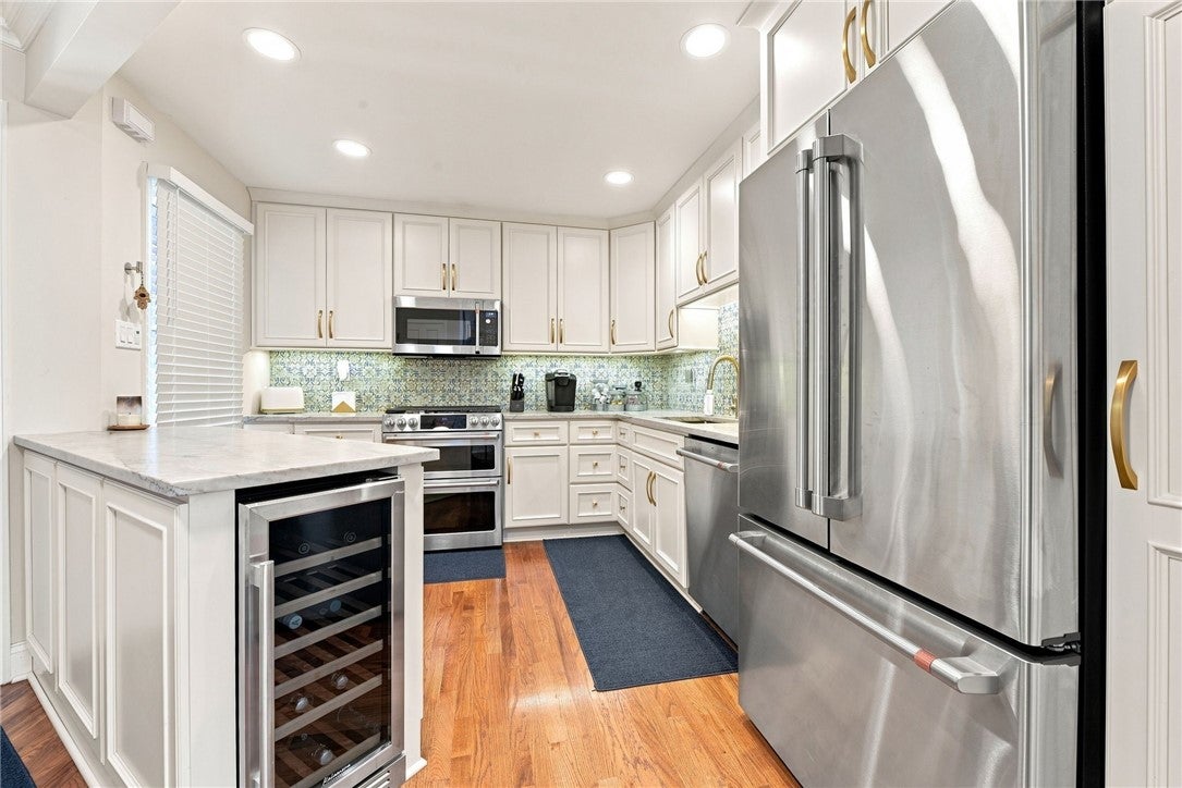 206 Waterside Dr