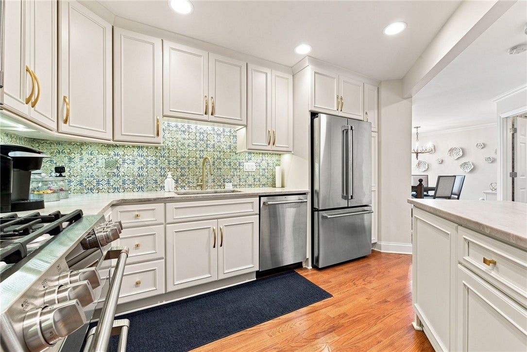 206 Waterside Dr