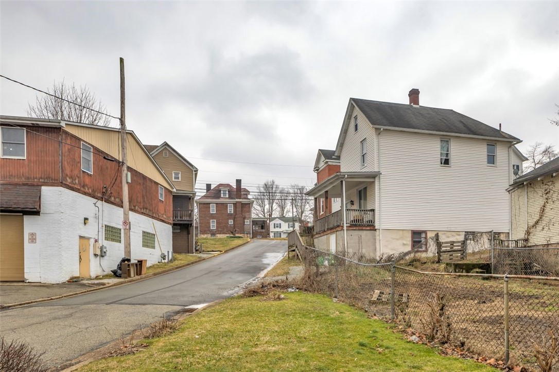 422 N 3rd St St, Jeannette, Pennsylvania image 25