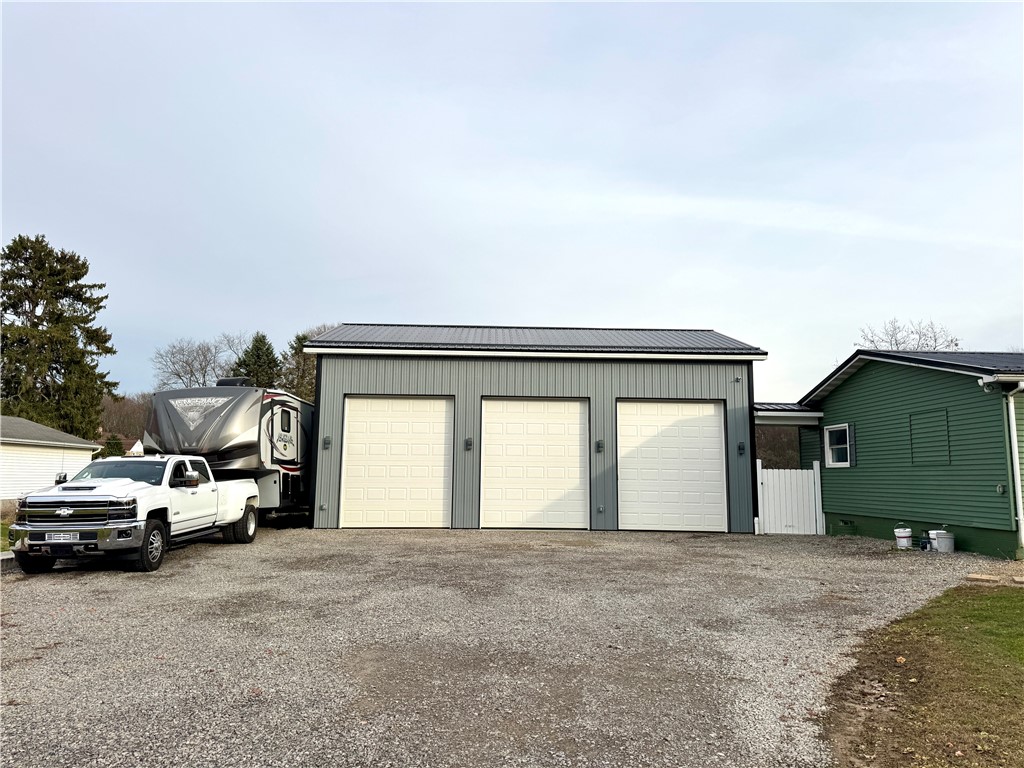 Twp Of But SW, Pennsylvania 16053, United States, 3 Bedrooms Bedrooms, ,4 BathroomsBathrooms,Residential,Contingent,253348