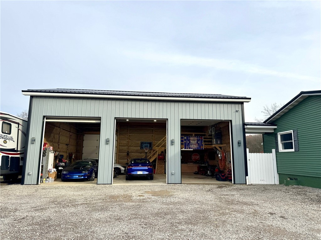 Twp Of But SW, Pennsylvania 16053, United States, 3 Bedrooms Bedrooms, ,4 BathroomsBathrooms,Residential,Contingent,253348