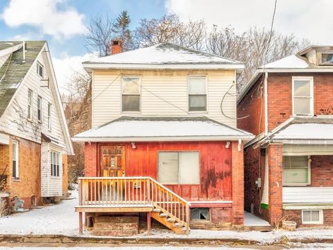 Photo of 614 8th St, Beaver Falls, PA 15010 (MLS # 1738156)