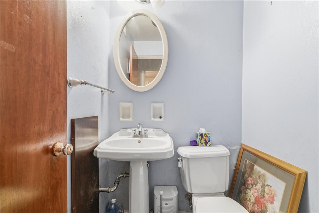 Upper St Clair, Pennsylvania 15241, United States, 4 Bedrooms Bedrooms, ,2 BathroomsBathrooms,Residential,Contingent,246757