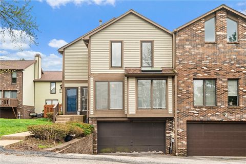 Photo of 420 Spring Run Dr, Monroeville, PA 15146 (MLS # 1747212)