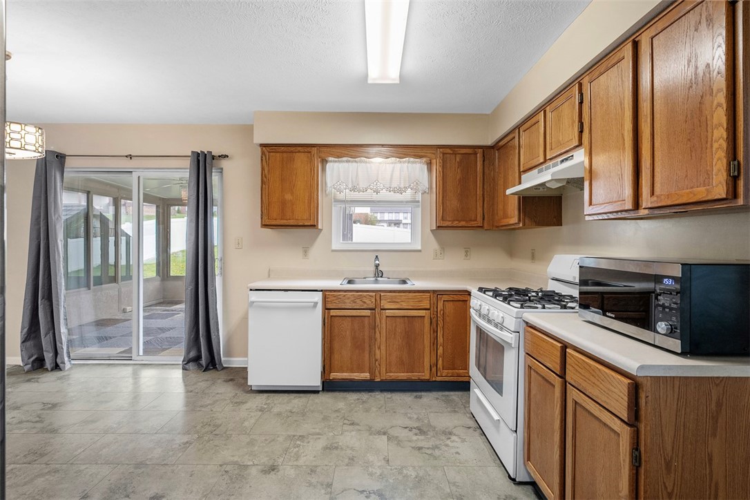 111 Stratford Ct, New Stanton, Pennsylvania image 4