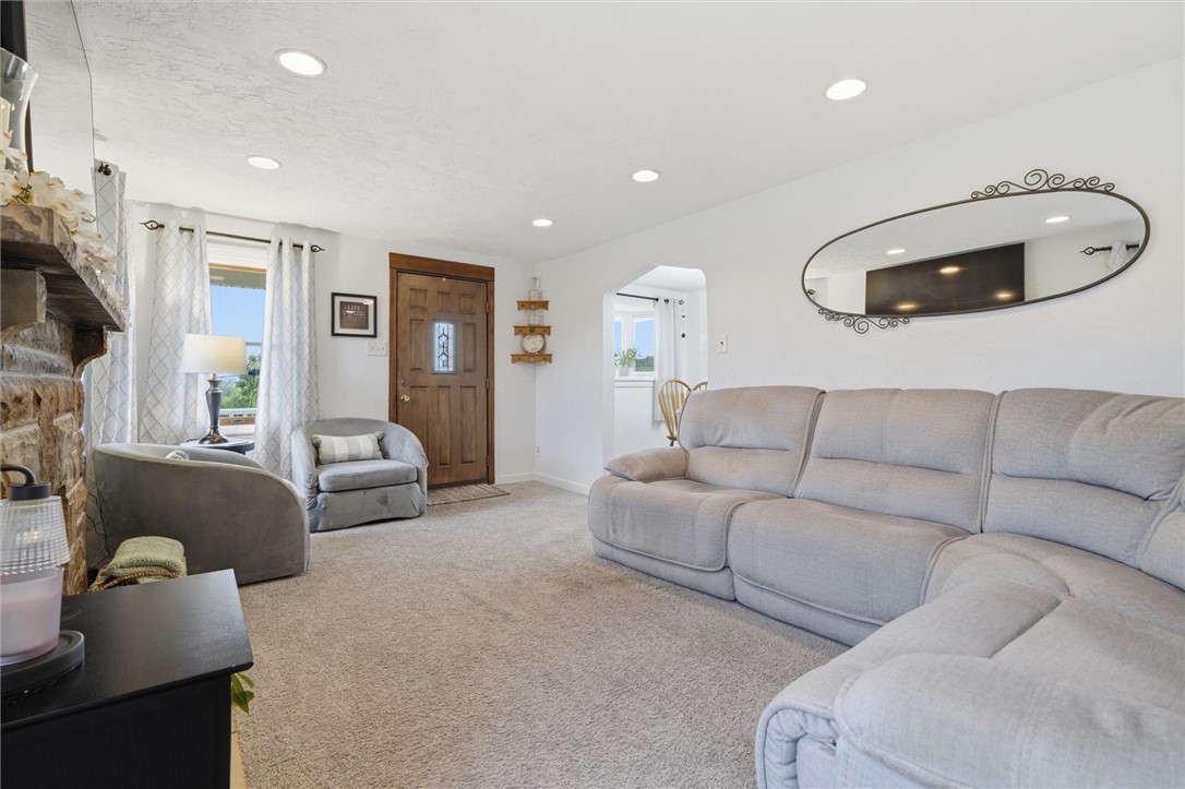 815 Meadow Dr