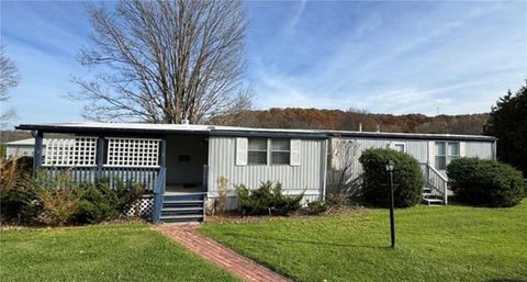 Photo of 428 Meadows Dr, Apollo, PA 15613 (MLS # 1737736)