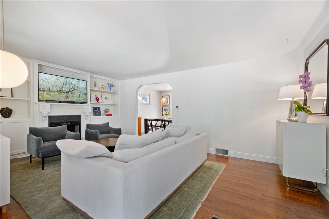 Sewickley, Pennsylvania 15143, United States, 3 Bedrooms Bedrooms, ,2 BathroomsBathrooms,Residential,Contingent,208908