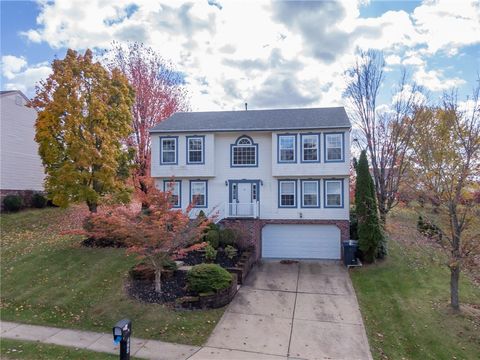 Photo of 524 Grandshire Dr, Cranberry Twp, PA 16066 (MLS # 1729067)