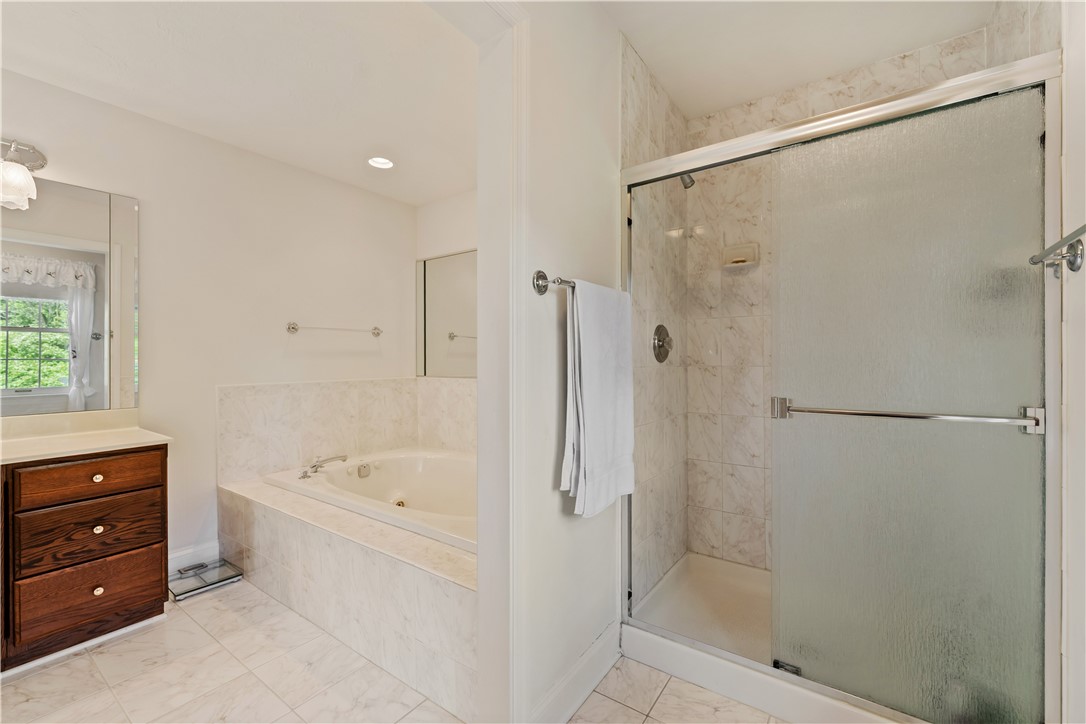 Upper St. Clair, Pennsylvania 15241, United States, 4 Bedrooms Bedrooms, ,4 BathroomsBathrooms,Residential,Active,124921