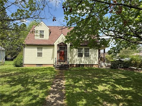 Photo of 108 Coldren St, Johnstown, PA 15904 (MLS # 1750451)