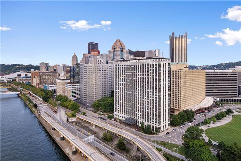 Photo of 320 Fort Duquesne Blvd #4F, Pittsburgh, PA 15222 (MLS # 1741571)