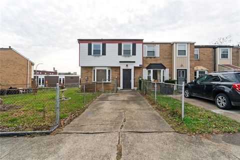 Photo of 310 Enright Ct, Pittsburgh, PA 15206 (MLS # 1732022)